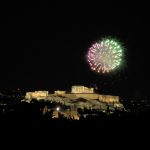 A Acrópole de Atenas à noite com fogos de artifício – um sonho!