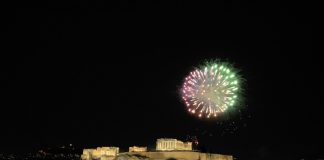 A Acrópole de Atenas à noite com fogos de artifício - um sonho!