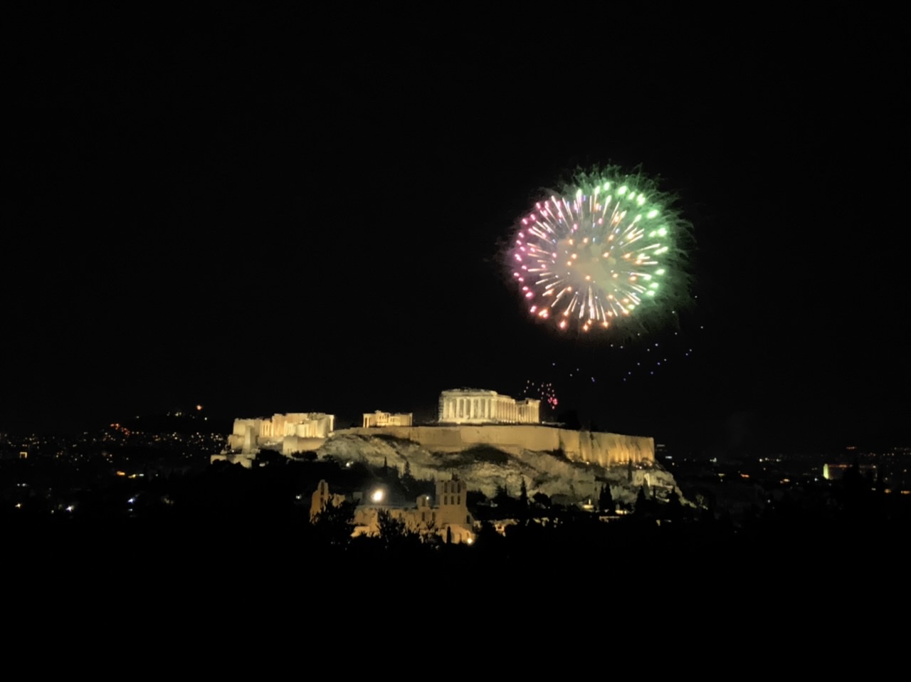 A Acrópole de Atenas à noite com fogos de artifício - um sonho!