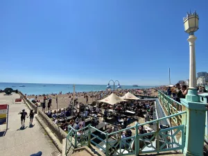 Os bares de Brighton Beach num dia de verão