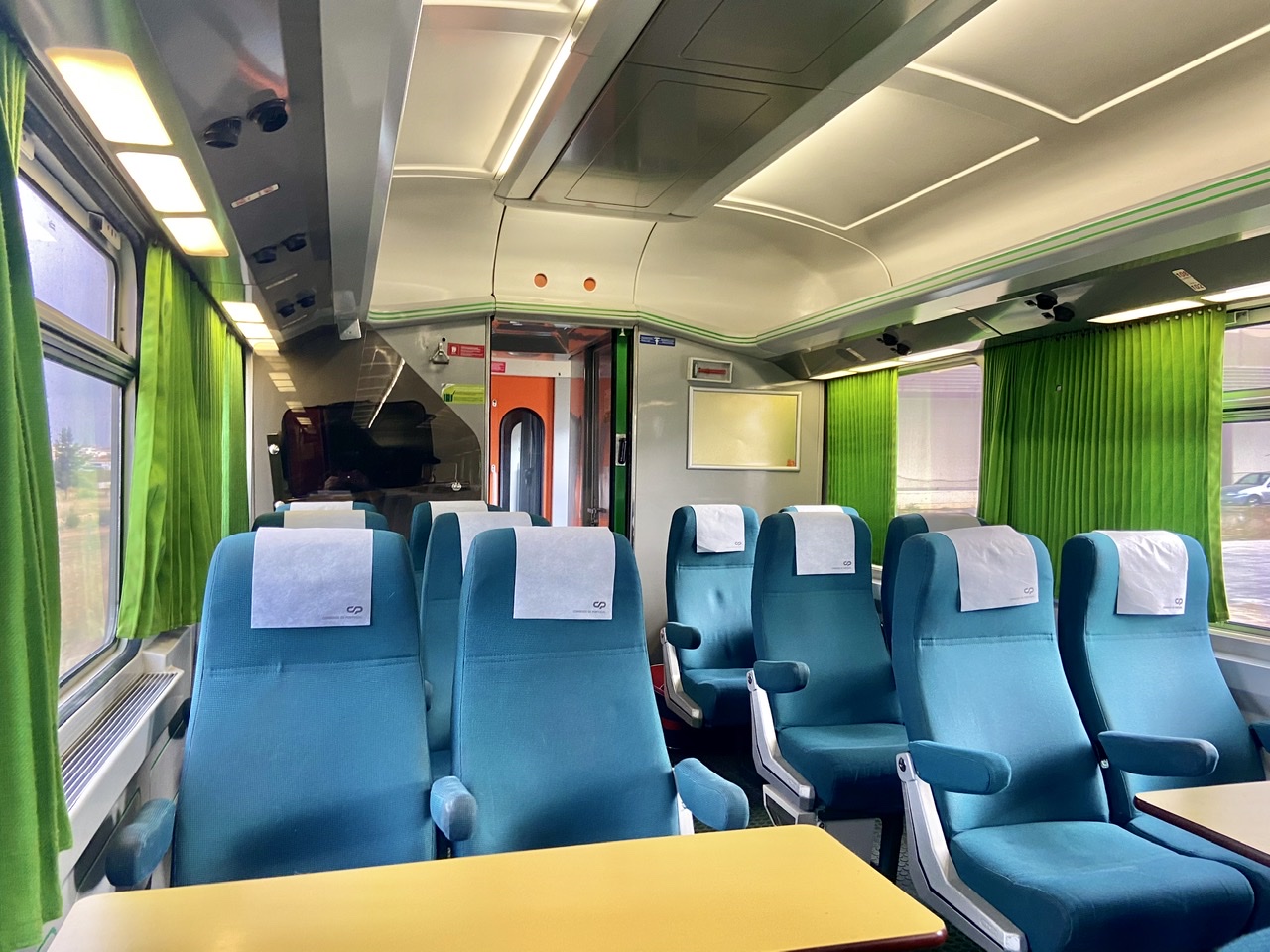 Interior de um trem português entre Lisboa e Faro