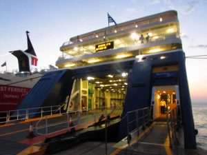 Visão do ferry ao entrar, com a entrada para carros à esquerda e a entrada de pedestres à direita