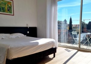 Um dos quartos simples mas confortáveis do Hotel Carlton