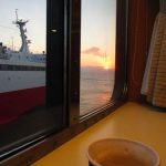 Procure sentar-se no lado esquerdo do ferry para ter as melhores vistas de Mykonos ao chegar!