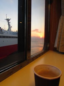 Procure sentar-se no lado esquerdo do ferry para ter as melhores vistas de Mykonos ao chegar!