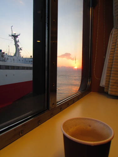 Procure sentar-se no lado esquerdo do ferry para ter as melhores vistas de Mykonos ao chegar!