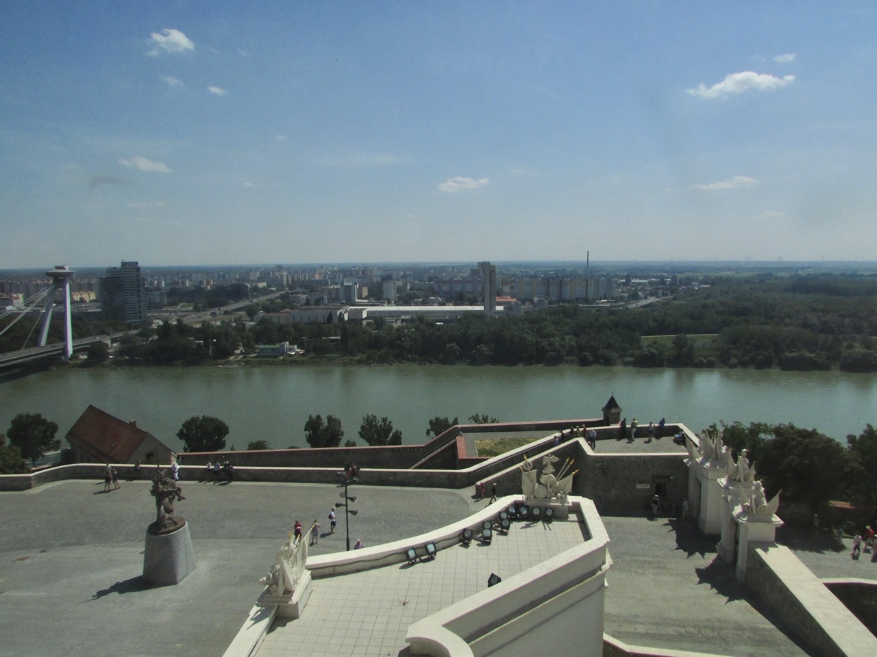 Vista panorâmica do rio Danubio a partir dos jardins do castelo de Bratislava
