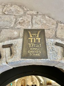 Sinal marcando a entrada da Tumba do Rei David