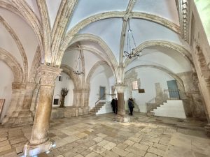 O interior do Cenáculo com seu impressionante teto medieval