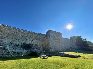 Visão da muralha que cerca a cidade antiga de Jerusalém a partir dos jardins