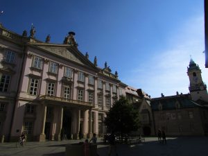 A impressionante fachada do Primate Palace