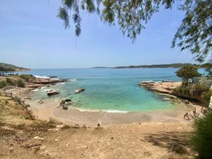 Uma das melhores praias perto de Atenas: Praia de Vouliagmeni com suas águas cristalinas