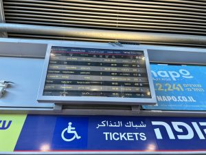 horários do trem de Tel Aviv à Jerusalém nos telões da estação