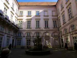 O lindo pátio do Primate Palace onde fica o café