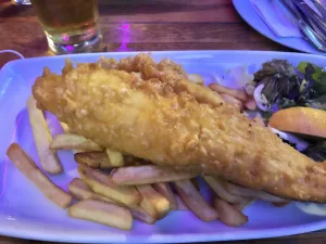 O delicioso prato tradicional da Inglaterra, Fish and Chips (bacalhau com batatas).