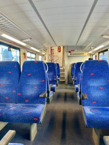 O interior moderno do trem