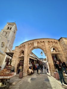 Uma das entradas do mercado árabe, bem próximo da entrada do Santo Sepulcro.