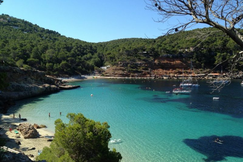 Cala Salada é uma das praias preferidas onde ficar em Ibiza