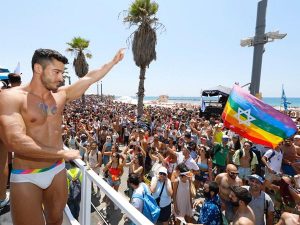 Chegada da parada à praia em Tel Aviv
