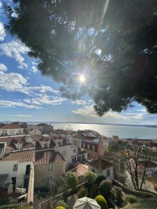 A Alfama vista de cima, com o Tejo ao fundo
