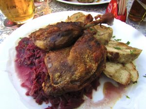 O delicioso pato com bolinhos de batata e repolho roxo, típico da Europa Central