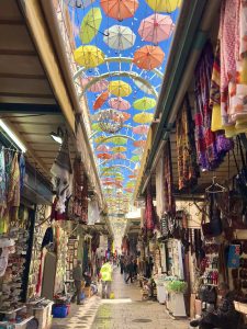 As cores do mercado árabe vão te deixar impressionado(a)! Esta é a Christian Quarter Street.