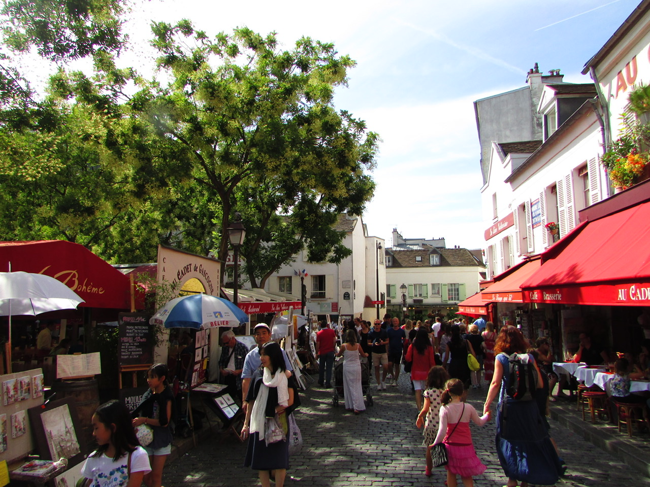 As ruas boêmias do charmoso bairro de Montmartre, que abriga o Moulin Rouge