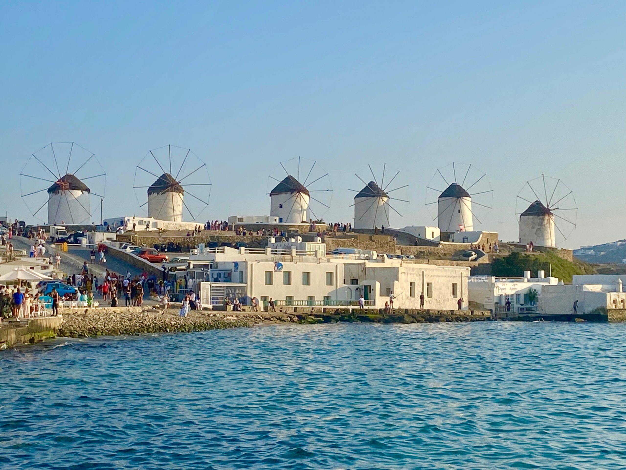 Os famosos cataventos de Mykonos vistos a partir de Little Venice