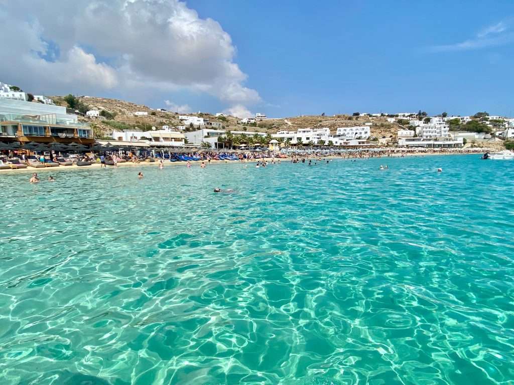 As águas transparentes de Platis Gialos mais parecem uma piscina. Um sonho de lugar onde ficar em Mykonos!