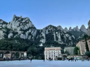 A paisagem do mosteiro incrustado nas montanhas é de tirar o fôlego