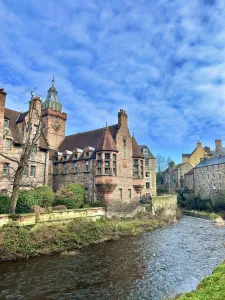 A paisagem do bairro Dean Village em Edimburgo parece ter saído de um conto de fadas