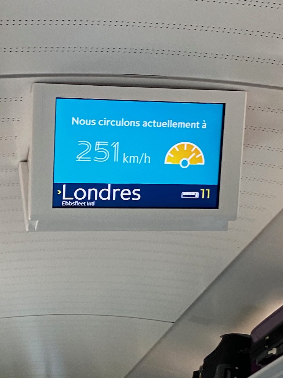 Tela no interior do Eurostar a vantagem de viajar de trem