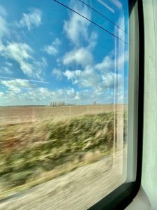 Paisagem vista pela janela depois de sair do Eurotúnel já no lado francês