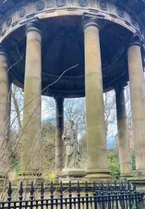 Há diversos moinhos e esculturas espalhadas ao longo do rio que corta o bairro Dean Village em Edimburgo.