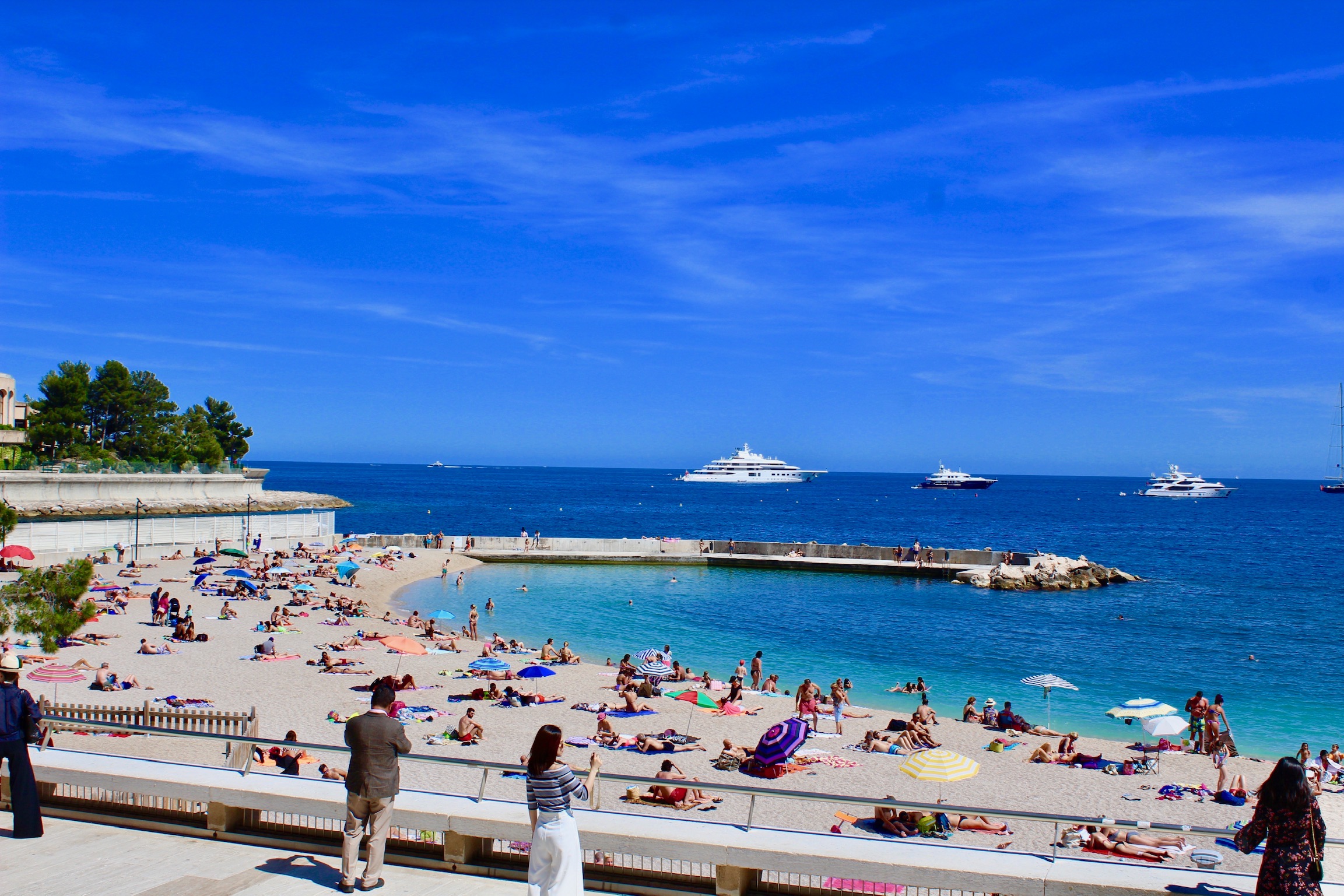 Um lindo dia de verão na bela praia de Monte Carlo, em Monaco 