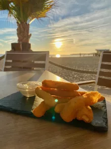 Um entradinha com esta vista e bons preços é possível no Bar do Pedro, à beira-mar.
