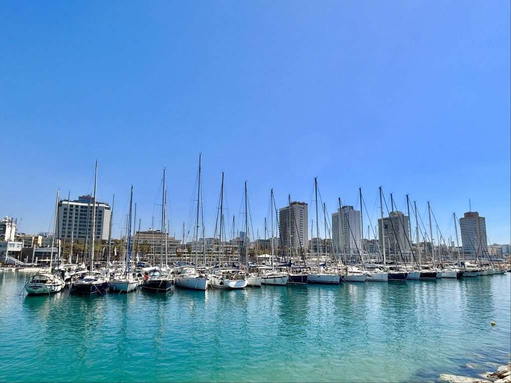 Vista da Marina, em Gordon Beach, uma das praias onde ficar em Tel Aviv