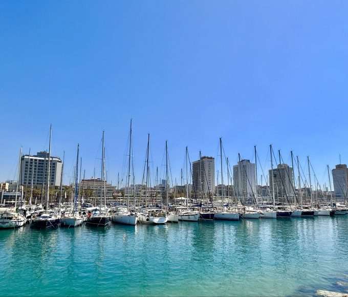 Vista da Marina, em Gordon Beach, uma das praias onde ficar em Tel Aviv