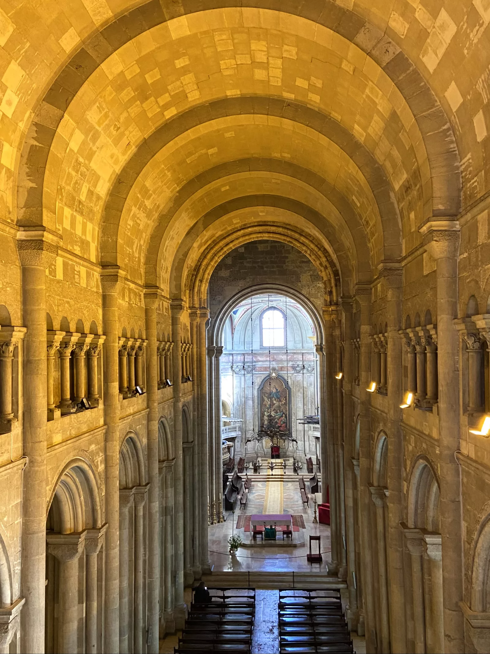 A impressionante nave da Catedral de Lisboa