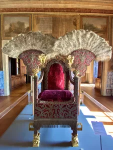 O majestoso trono encontrado no Museu de Arte Sacra