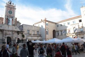 O lindo centro de Zadar com seus prédios medievais.