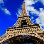 A esplendorosa Torre Eiffel, símbolo de Paris. Que tal se hospedar barato com vista para ela?