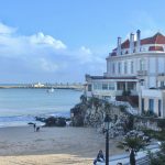 Um dos lindos casarões de Cascais, ótima opção de cidade perto de Lisboa para se hospedar