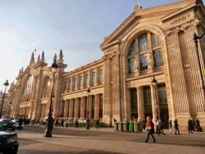 Entrada da estação Gare du Nord, em Paris, onde chegam e partem os trens de Amsterdam