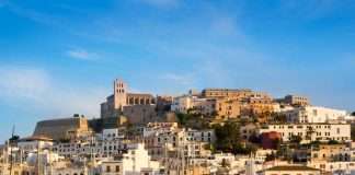 Ibiza Town (Eivissa) e um optima lugar onde ficar em Ibiza para que viaja pela primeira vez e quer ficar proximo dos melhores resturantes, clubs e tudo que a cidade tem para oferecer
