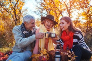 Blusas grossas (jumpers, em inglês) e cachecóis compõem um ótimo look para toda a família. Chapéus e gorros para os mais friorentos também!