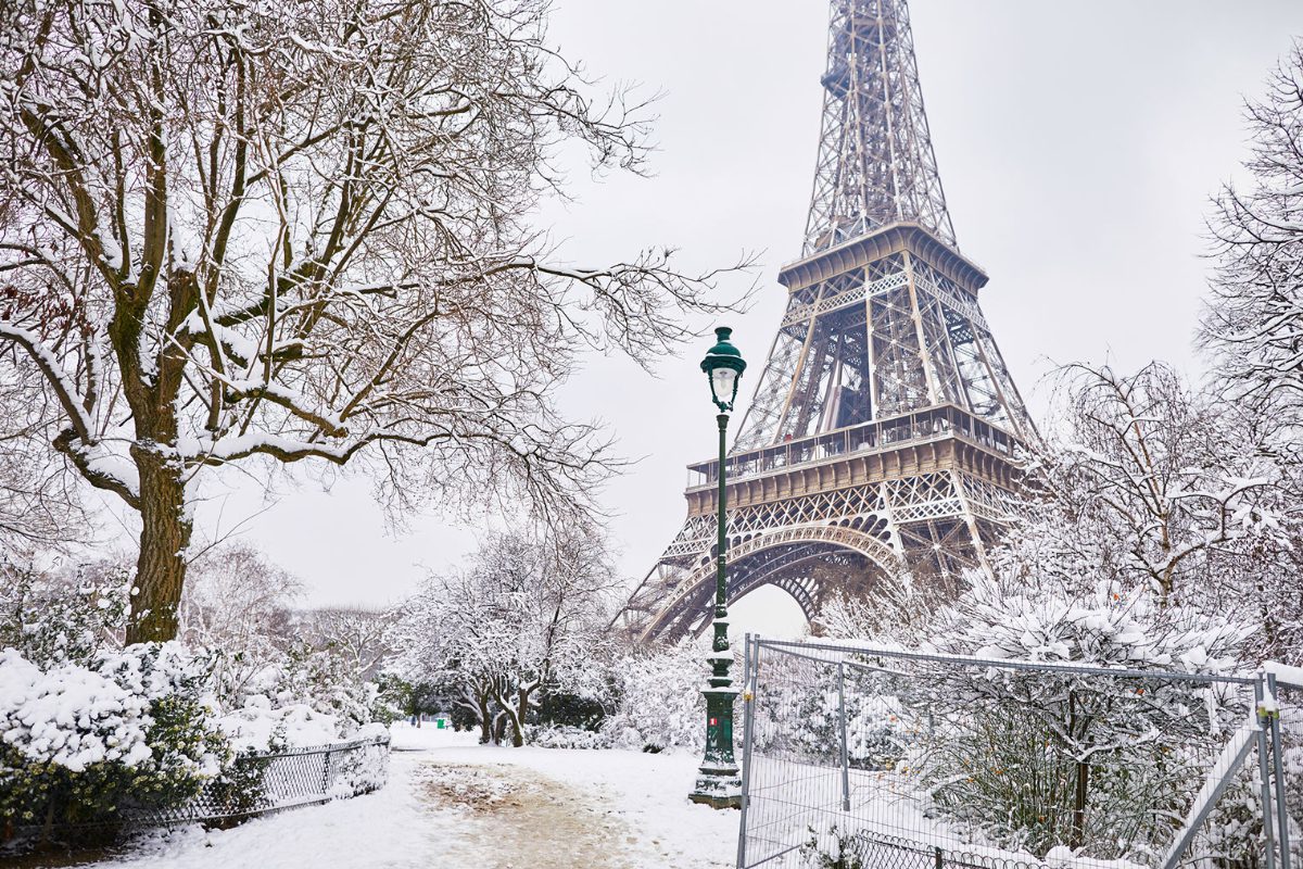 Com sorte, você pode pegar Paris coberta de neve em Dezembro