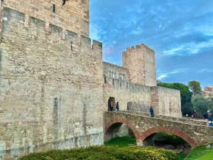 A ponte sobre o fosso do castelo em Lisboa