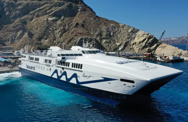O poderoso ferry de Mykonos a Santorini