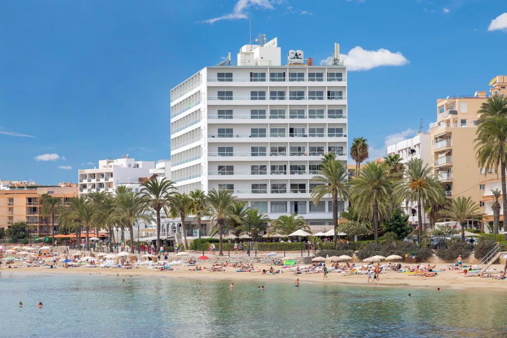 Vista do hotel Ibiza Playa no centro de Ibiza Town